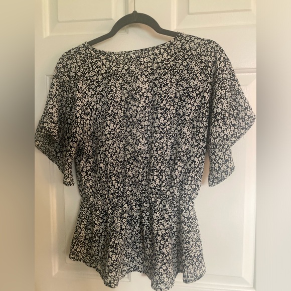 Flattering Floral Blouse - Picture 4 of 4